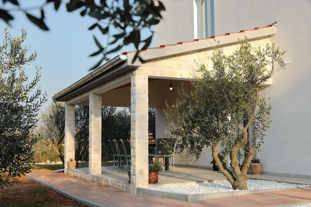 Holiday Home Hrast Debeljak