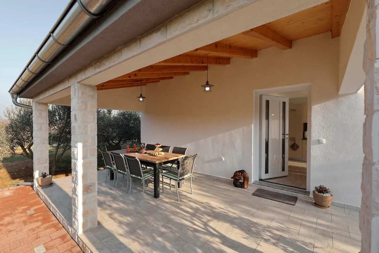 Holiday Home Hrast Debeljak
