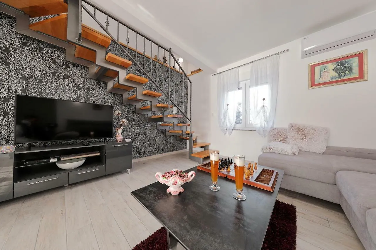 Holiday Home Hrast Debeljak