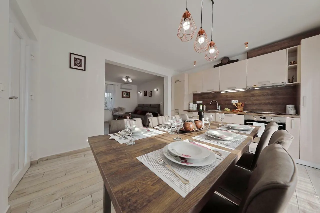 Holiday Home Hrast Debeljak