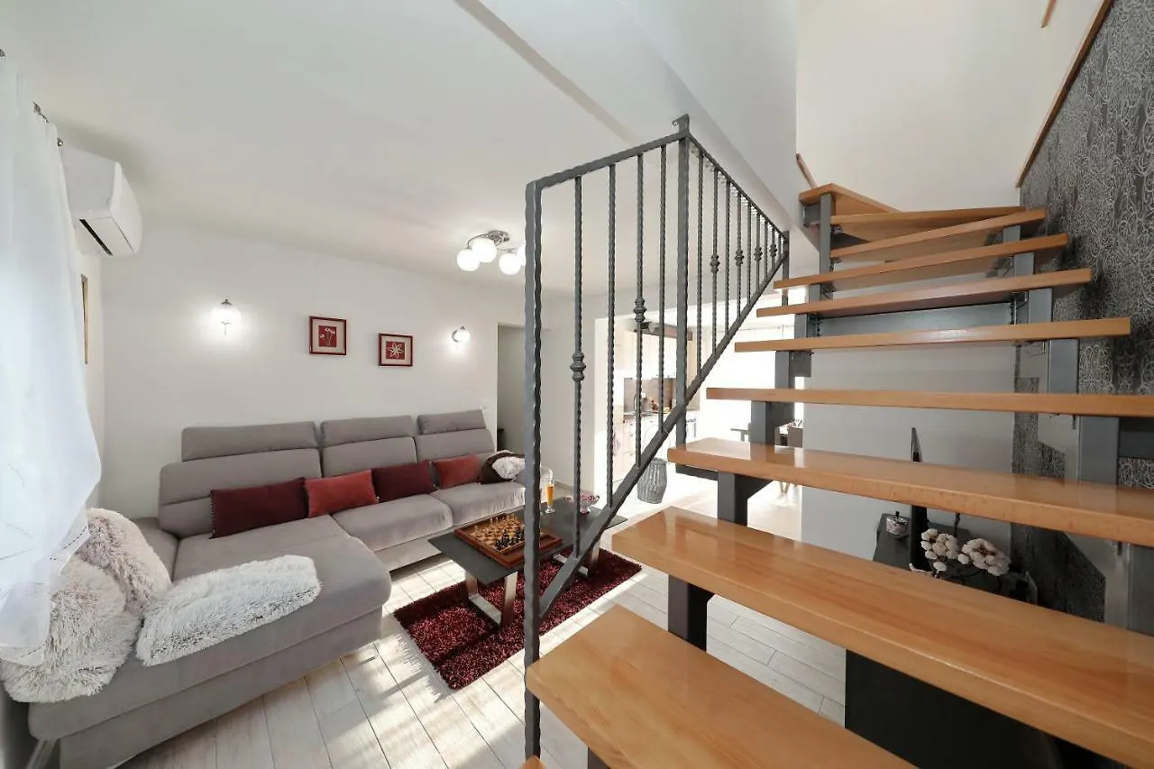 Holiday Home Hrast Debeljak