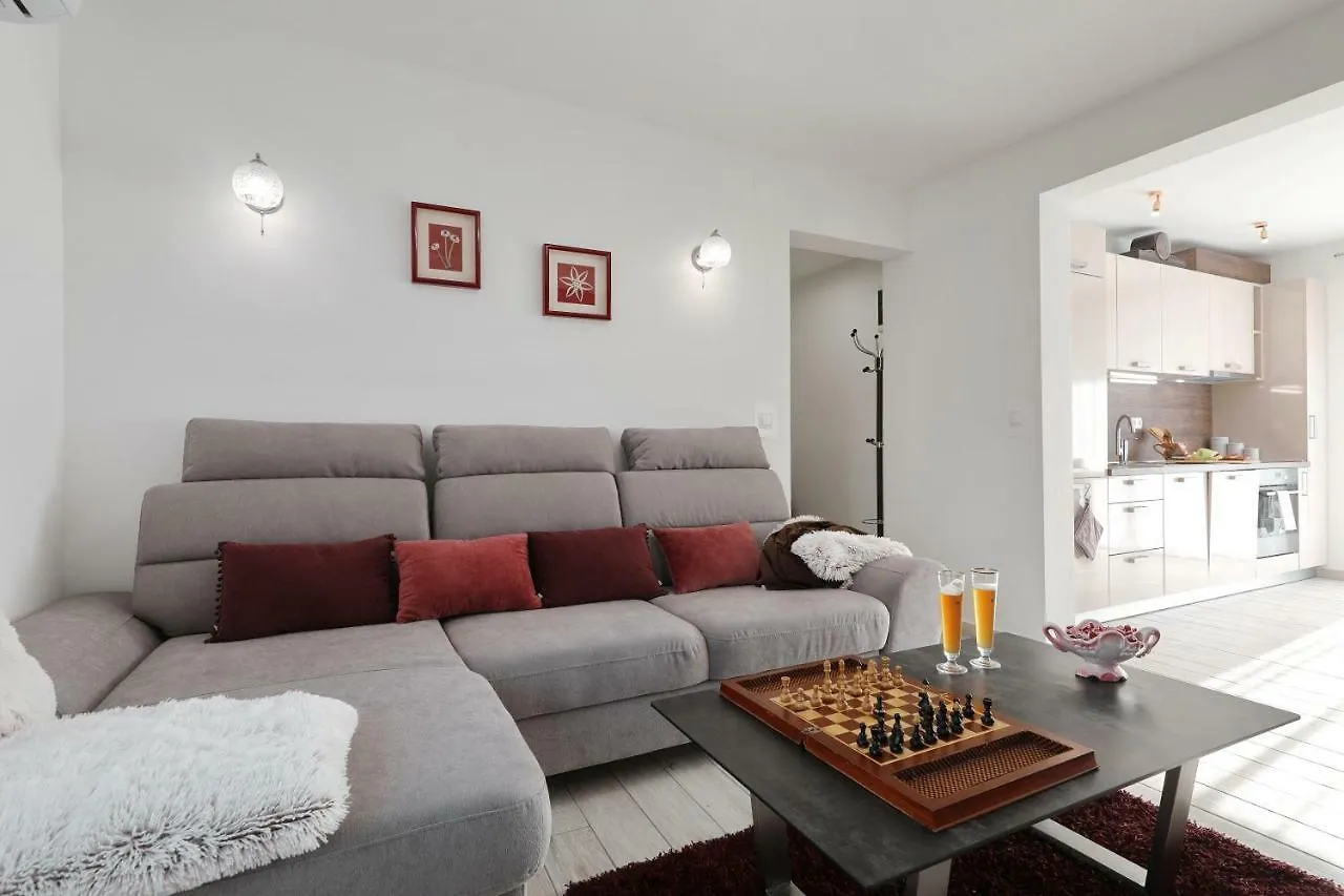 Holiday Home Hrast Debeljak