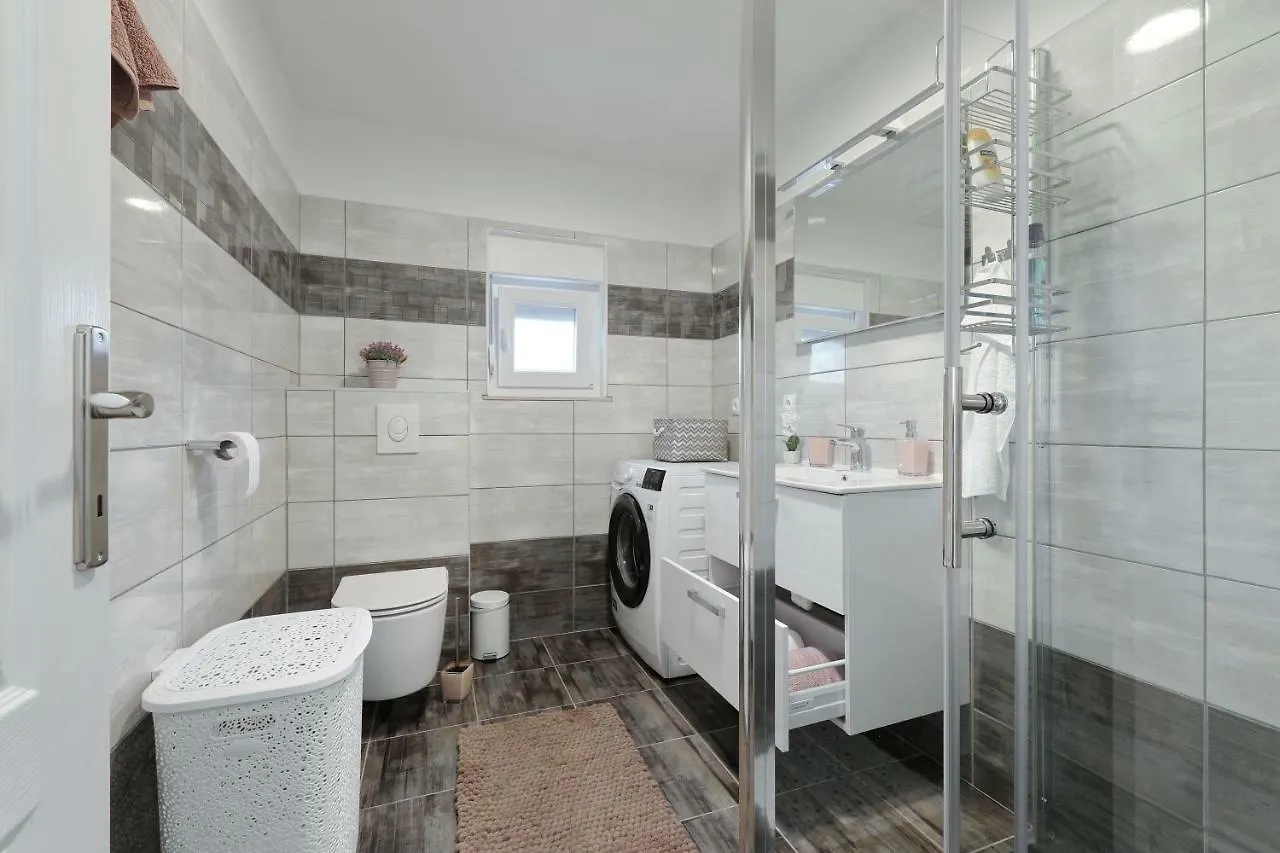 Holiday Home Hrast Debeljak