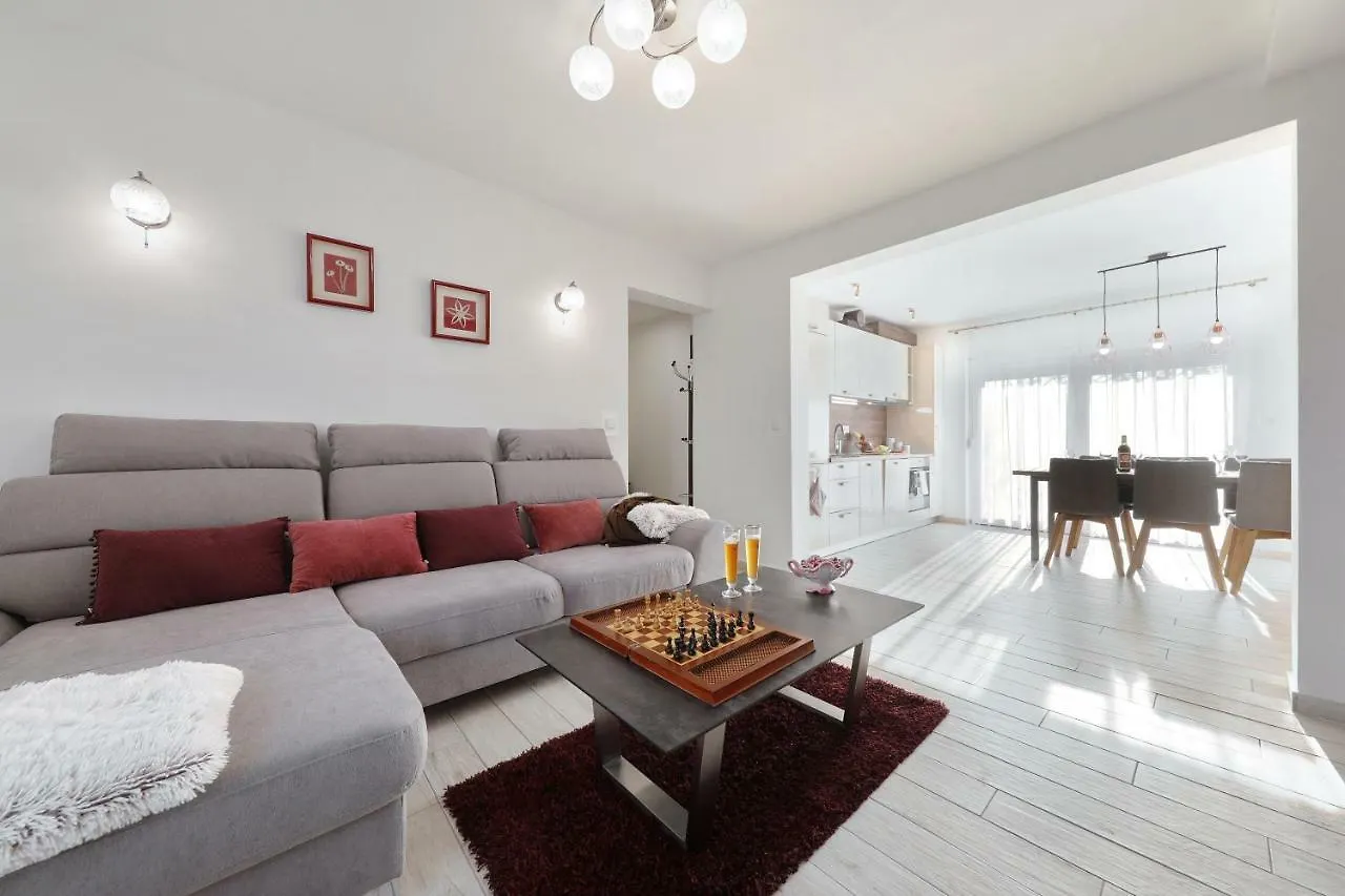Holiday Home Hrast Debeljak