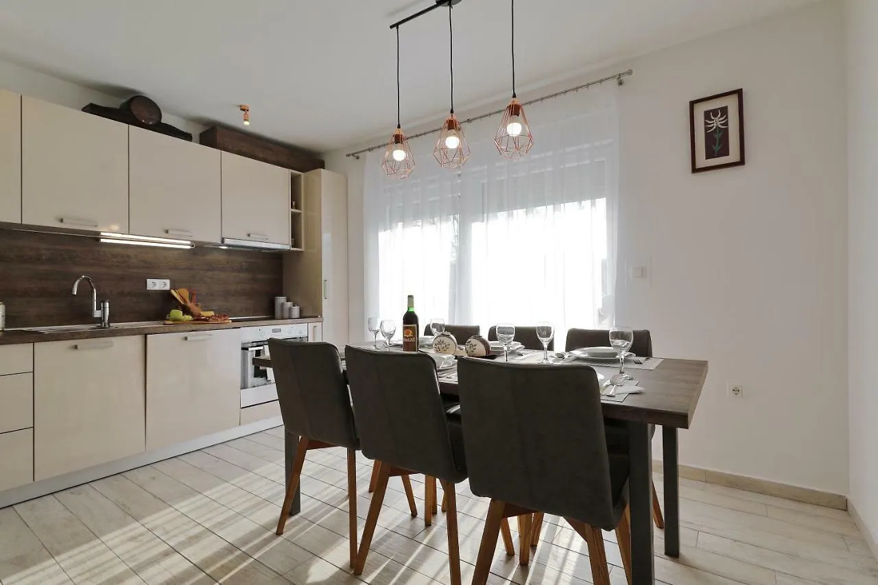 Holiday Home Hrast Debeljak