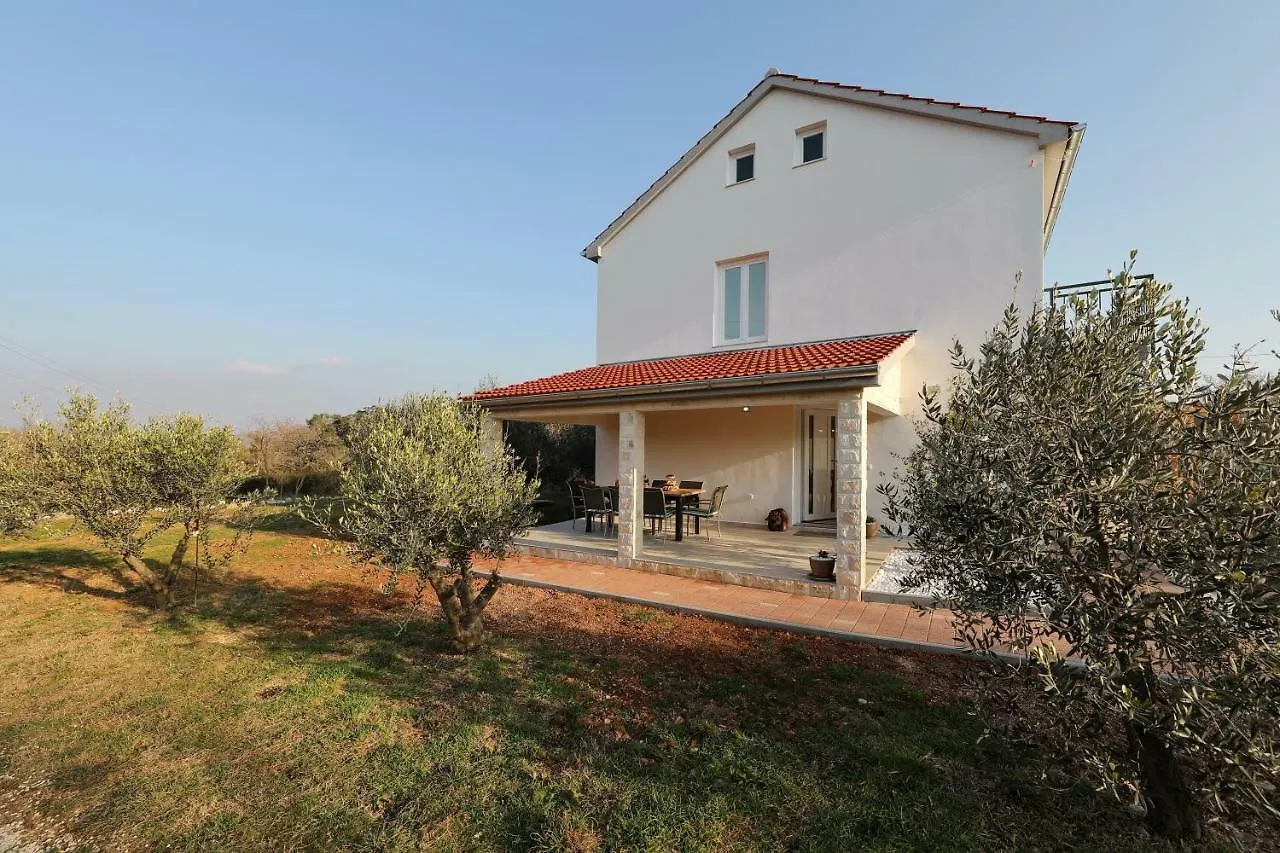 Holiday Home Hrast Debeljak