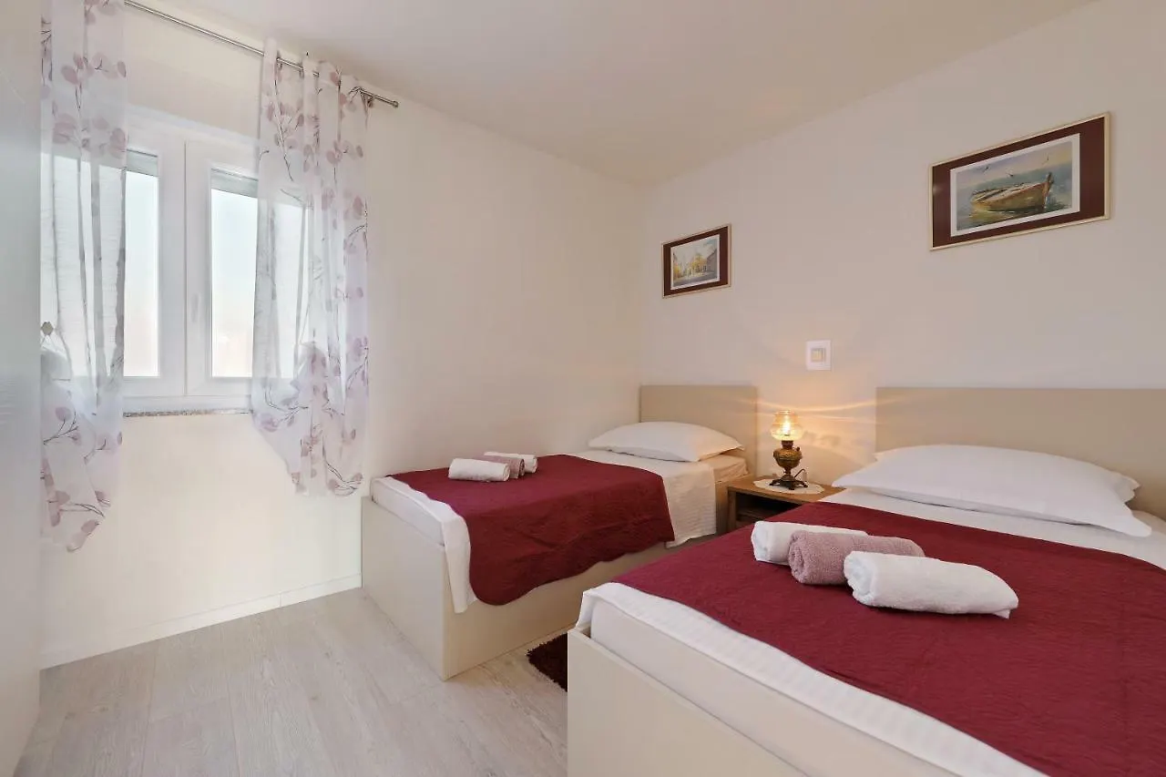 Holiday Home Hrast Debeljak