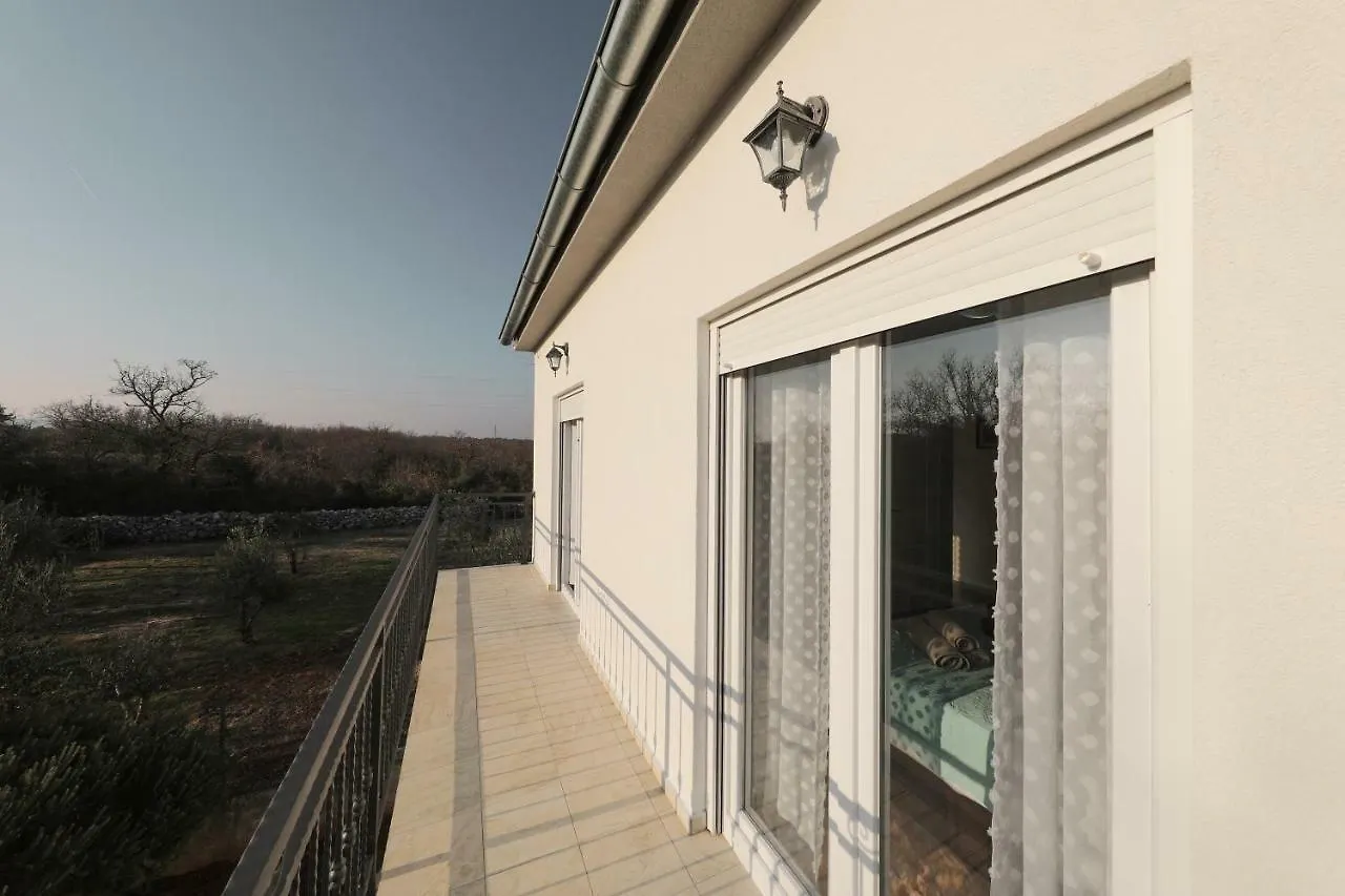 Holiday Home Hrast Debeljak